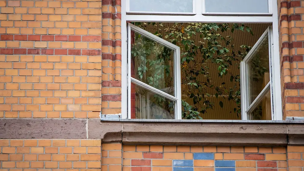 Ein-Fenster-einer-an-einer-Schule-ist-zum-Lueften-geoeffnet