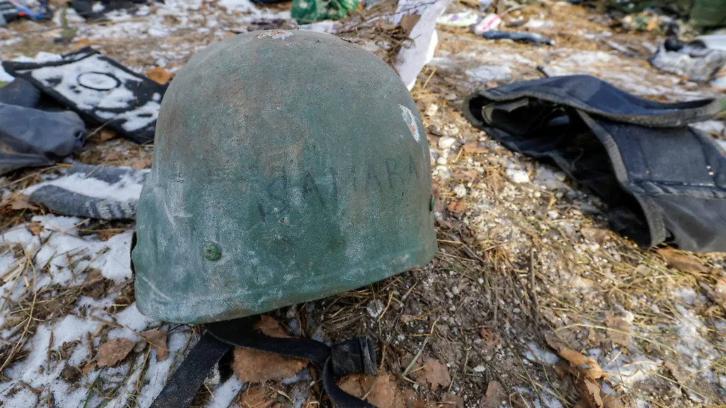 2023-01-10T112449Z-65570149-RC2KNY9AZIW3-RTRMADP-3-UKRAINE-CRISIS-MAKIIVKA-SHELLING