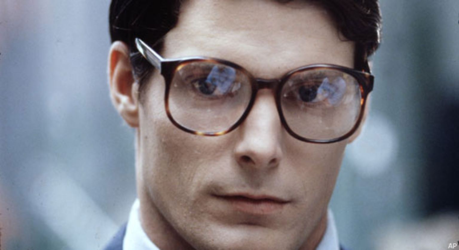 Im Privatleben sind Superhelden meist scheue Gestalten. Superman, Spiderman oder der Rote Blitz fallen in Zivil eher als Luschis auf. Erst in ihrem heldenhaften Doppelleben hauen sie mächtig auf die Pauke.
