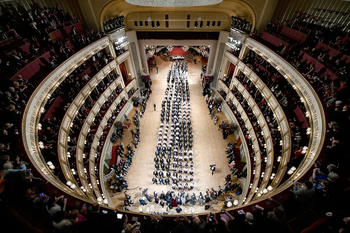Debuetantenpaare-befinden-sich-in-der-Wiener-Staatsoper-waehrend-der-Generalprobe-fuer-den-Opernball