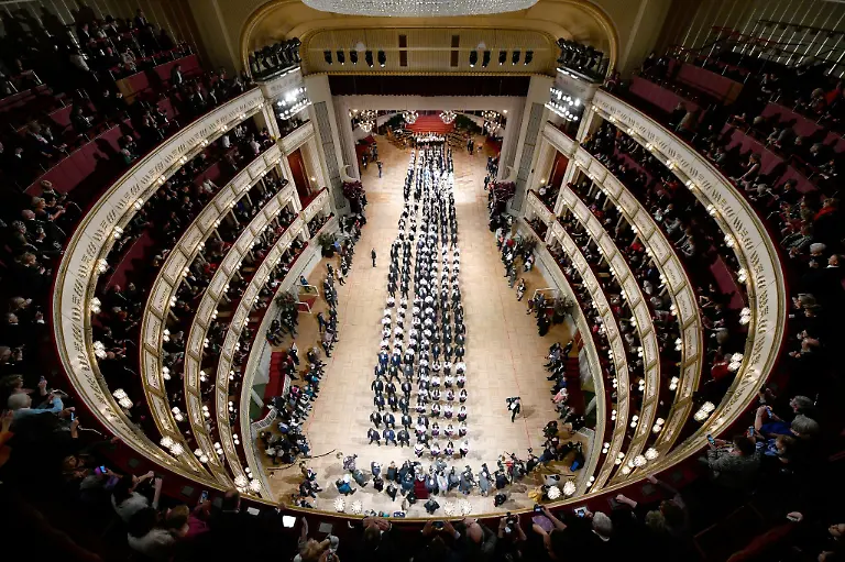 Debuetantenpaare-befinden-sich-in-der-Wiener-Staatsoper-waehrend-der-Generalprobe-fuer-den-Opernball