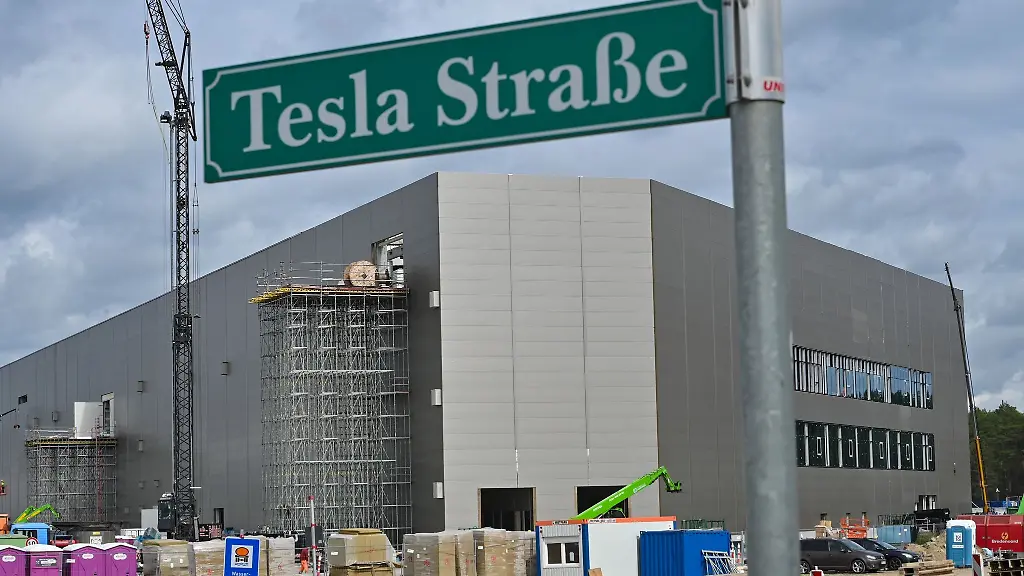 Die-Baustelle-des-Gebaeudes-der-Batteriefabrik-der-Tesla-Gigafactory-Berlin-Brandenburg