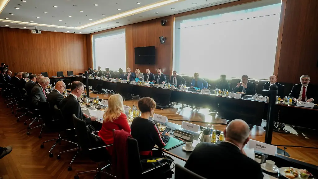 Bundesministerin-fuer-Inneres-und-Heimat-Nancy-Faeser-SPD-5-v-r-eroeffnet-in-ihrem-Ministerium-den-Fluechtlingsgipfel