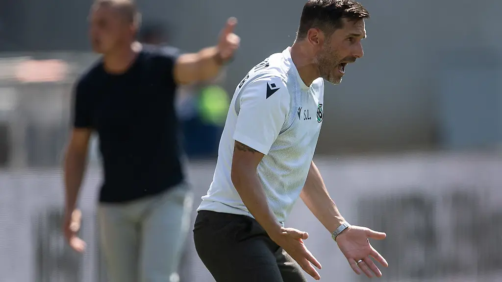 Hannovers-Trainer-Stefan-Leitl-r-und-Regensburgs-Trainer-Mersad-Selimbegovic-stehen-am-Spielfeld