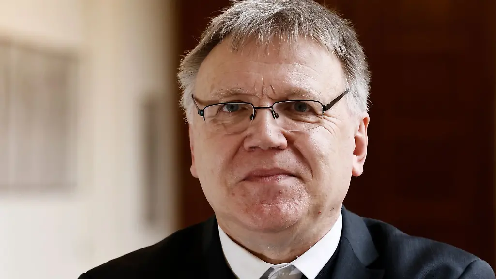 Landeswahlleiter-Stephan-Broechler-nach-einer-Pressekonferenz