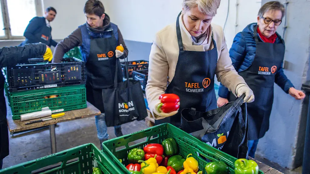 Mecklenburg-Vorpommerns-Ministerpraesidentin-Manuela-Schwesig-packt-in-der-Schweriner-Tafel-Tueten