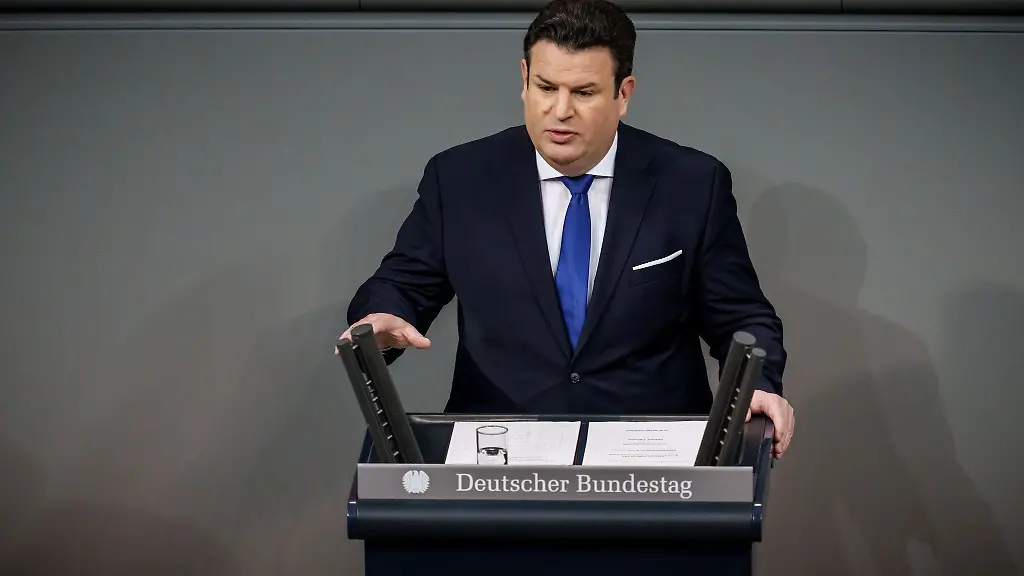 Hubertus-Heil-nimmt-im-Bundestag-an-einer-Debatte-teil