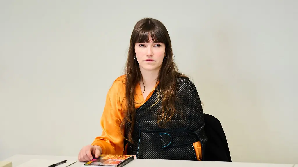 Die-Sprecherin-der-Klimagruppe-Letzte-Generation-Carla-Hinrichs-in-einem-Gerichtssaal-in-Berlin