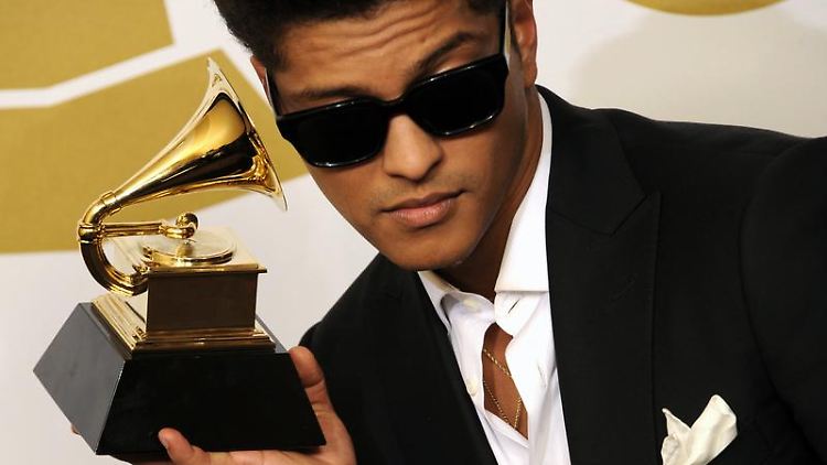Wir hoffen mal, er trug die Sonnenbrille nur aus Outfit-Gründen: Bruno Mars.