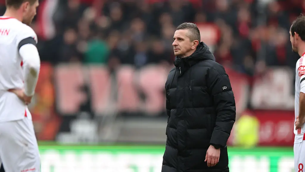 Der-Regensburger-Trainer-Mersad-Selimbegovic-steht-nach-dem-Abpfiff-auf-dem-Platz