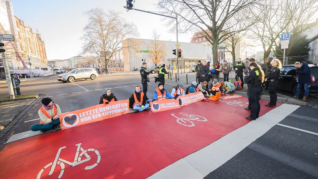 Aktivisten-der-Gruppierung-Letzte-Generation-haben-sich-in-Hannover-festgeklebt