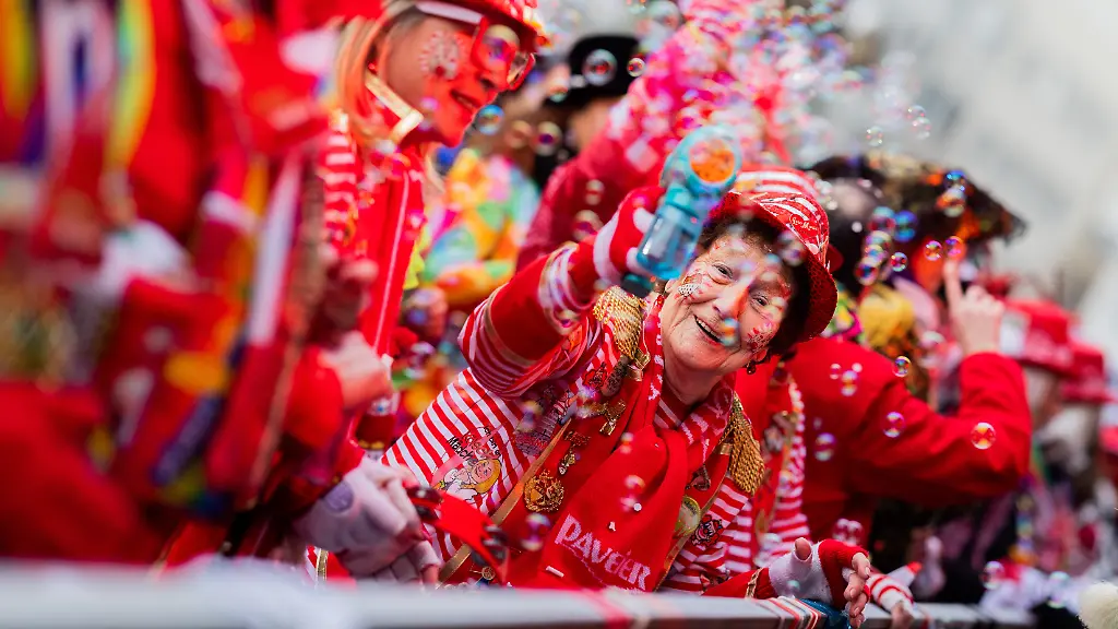Karnevalisten-feiern-an-Weiberfastnacht-die-Eroeffnung-des-Strassenkarnevals-in-Koeln