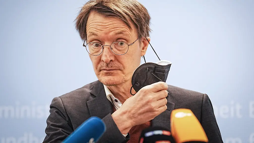 Bundesgesundheitsminister-Karl-Lauterbach-setzt-eine-Schutzmaske-ab