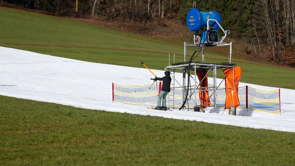 Ein-Skifahrer-faehrt-bei-schoenem-Wetter-an-einem-Skihang-mit-einem-Schlepplift
