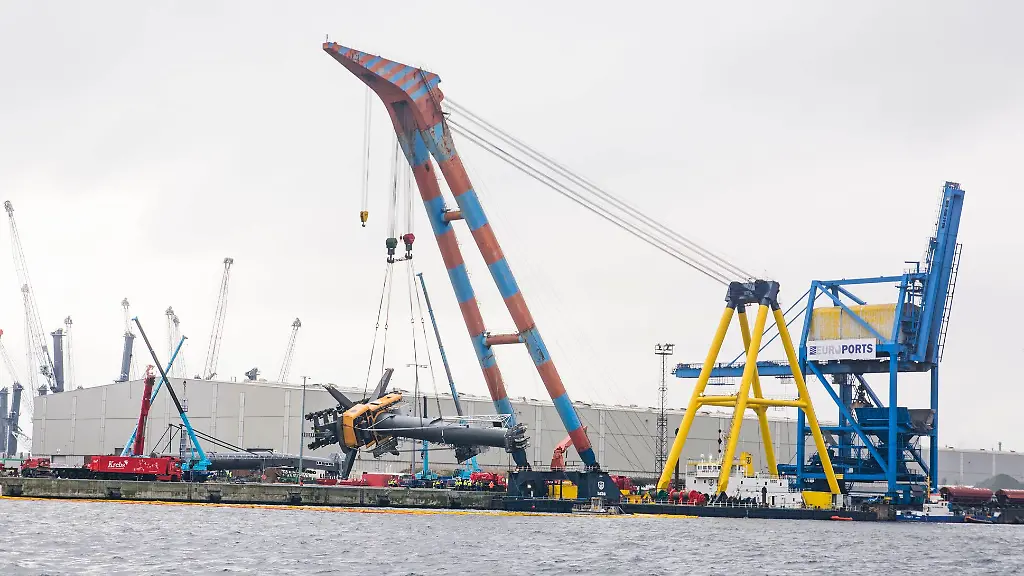 Ein-Schwimmkran-hebt-einen-mobilen-Kran-aus-einem-Becken-des-Rostocker-Hafens