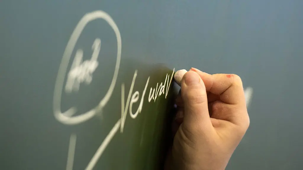 Eine-Schuelerin-fuegt-an-ein-Wort-an-der-Tafel-einen-Hinweis-an