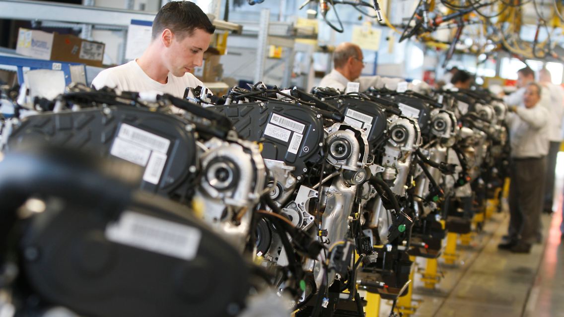 Montage von Motorteilen für das Modell Insignia im Opel-Werk in Rüsselsheim.