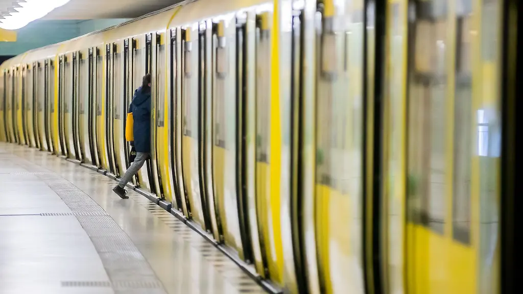 Ein-Mann-steigt-in-eine-U-Bahn