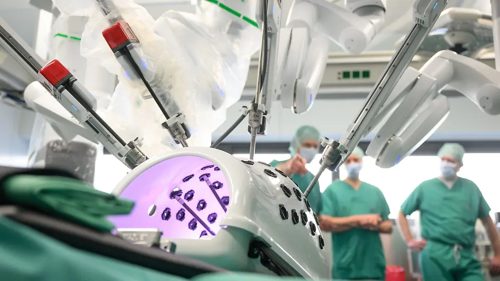 Am-Staedtischen-Klinikum-Dresden-kommt-ab-sofort-ein-hochmoderner-Roboter-namens-da-Vinci-bei-Operationen-zum-Einsatz