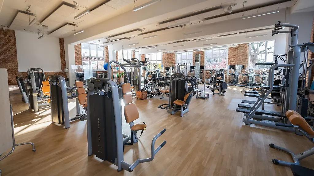 Geraete-zum-Traineren-stehem-im-Fitness-Studio-des-Eimsbuetteler-Turnverbands-ETV