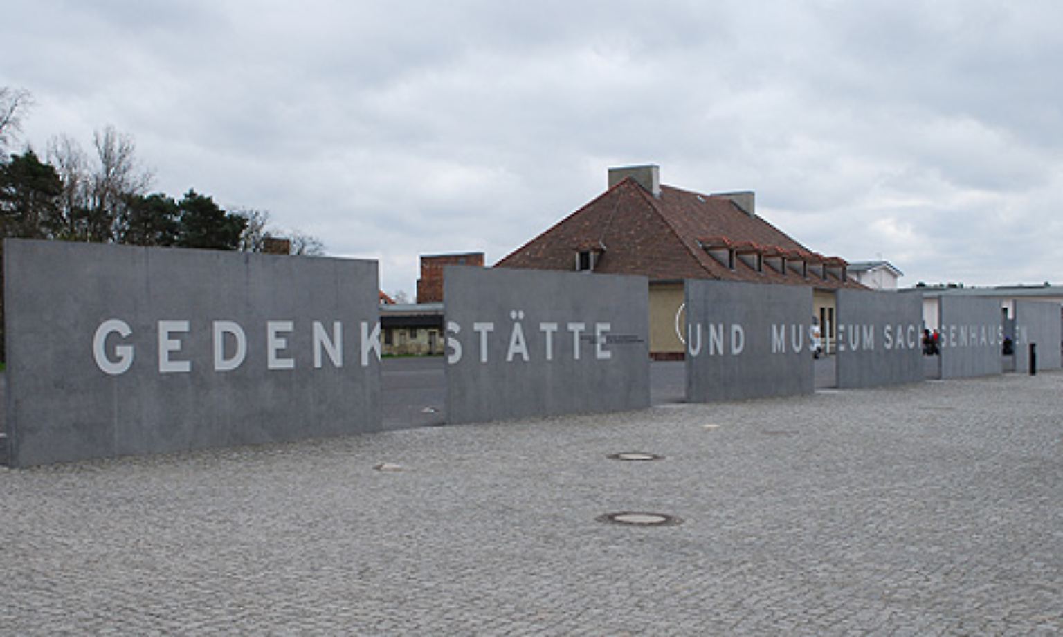 Die Gedenkstätte Sachsenhausen ist ein zentraler Ort deutscher Geschichte und Bindeglied verschiedener Epochen. Hier bauten die Nationalsozialisten ein Konzentrationslager, das zum Vorläufer für viele spätere Stätten der Gewalt im faschistischen System wurde.