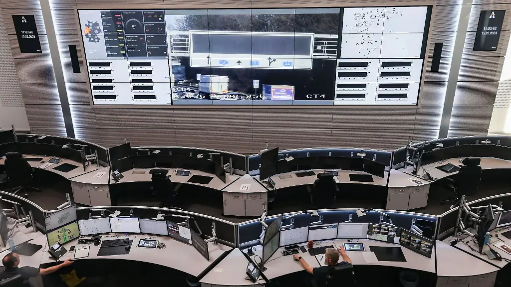 Ein-Blick-in-den-Kontrollraum-der-Verkehrszentrale