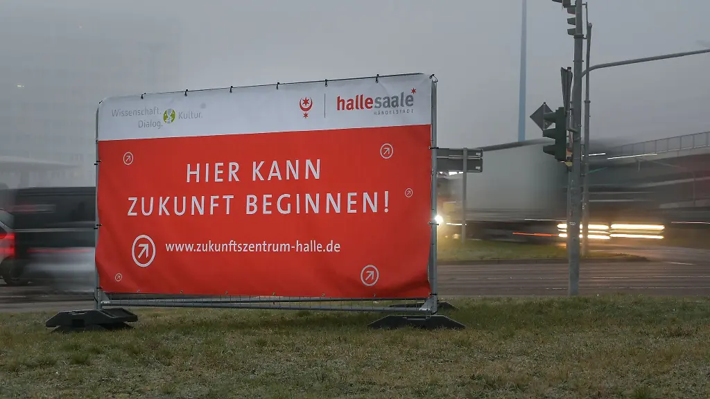Ein-grosser-Aufsteller-steht-am-Riebeckplatz-in-Halle-an-der-Stelle-wo-das-neue-Zukunftszentrum-fuer-Deutsche-Einheit-und-Europaeische-Transformation-gebaut-werden-soll