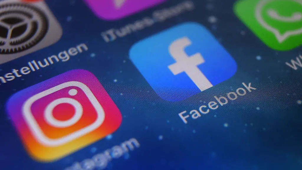 Auf-dem-Bildschirm-eines-Smartphones-sind-die-Icons-von-Instagram-Facebook-und-WhatsApp-zu-sehen-Eine-Falschmeldung-in-sozialen-Netzwerken-ueber-ein-unmittelbar-bevorstehendes-Erdbeben-in-Nordrhein-Westfalen-hat-in-der-Nacht-zum-Mittwoch-mehrere-tausend-Menschen-ins-Freie-getrieben