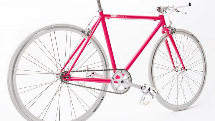 Im Stadtverkehr kaum zu übersehen: Das limitierte Single-Speed-Bike von Mika Amaro gibt es unter anderem mit pinkfarbenem Rahmen. 