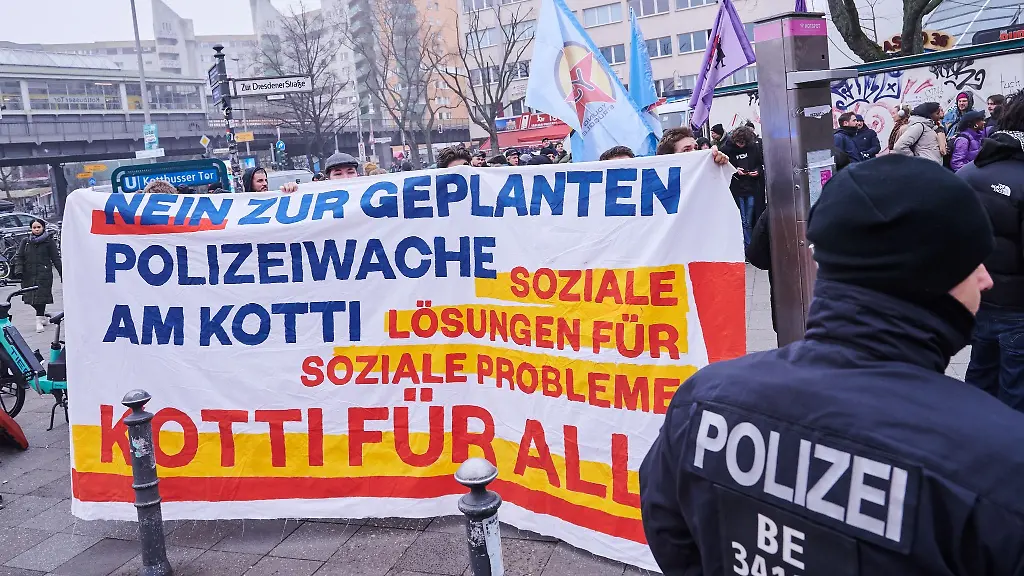 Nein-zur-geplanten-Polizeiwache-am-Kotti-soziale-Loesungen-fuer-soziale-Probleme-Kotti-fuer-Alle-steht-auf-dem-Transparent-linker-Gruppen