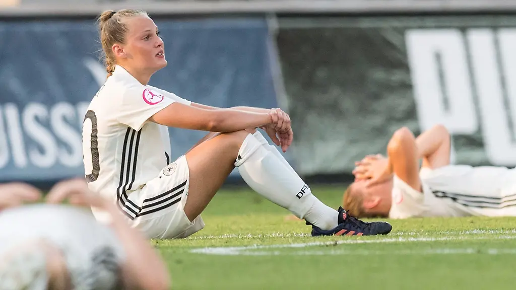Marie-Mueller-sitzt-nach-Abpfiff-auf-dem-Rasen