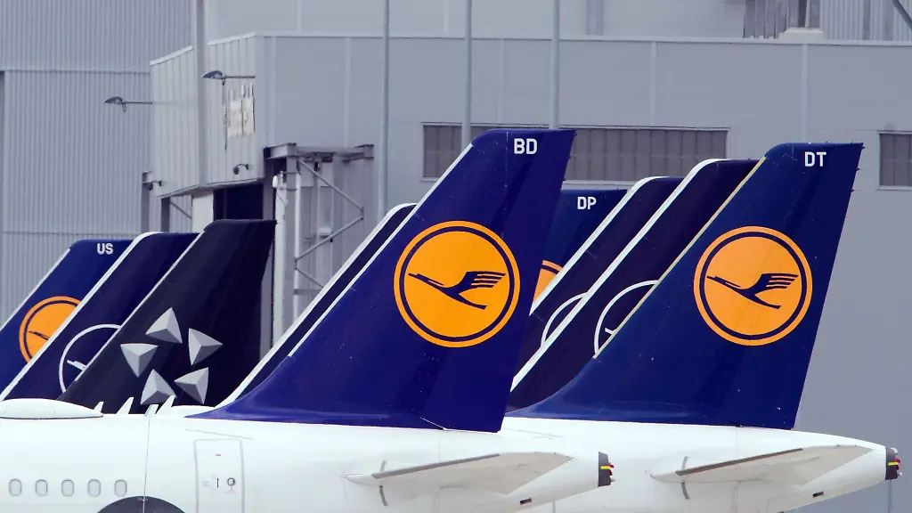 Flugzeuge-der-Fluggesellschaft-Lufthansa-stehen-nebeneinander
