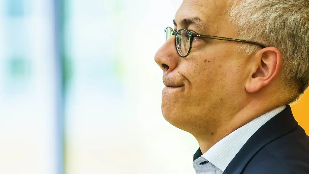 Landeswirtschaftsminister-Tarek-Al-Wazir-gibt-waehrend-einer-Plenarsitzung-eine-Regierungserklaerung-ab