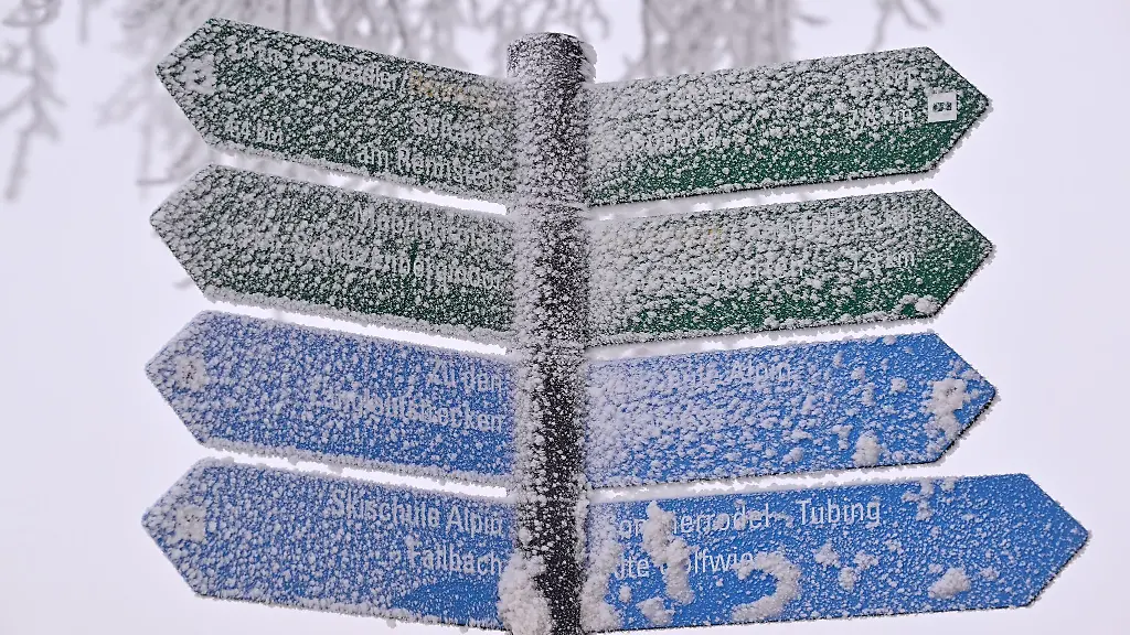 Bereift-sind-die-Wegweiser-im-Ortszentrum-von-Oberhof