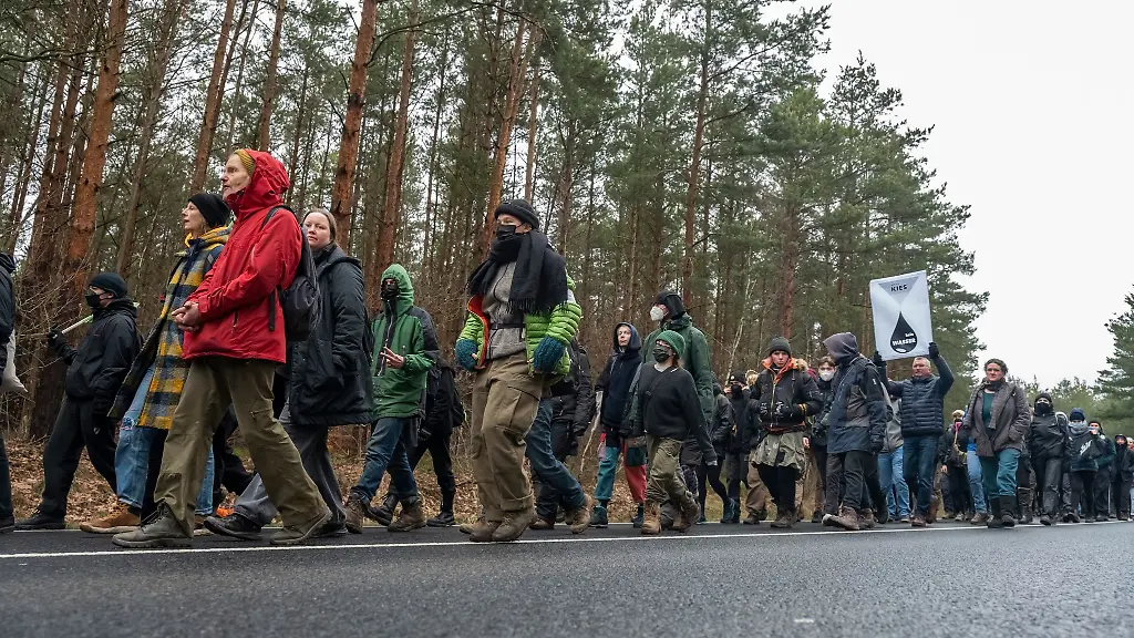 Aktivisten-der-Initiative-Heibo-bleibt-veranstalten-eine-Demonstration-und-einen-Protestmarsch-gegen-die-geplante-Raeumung-eines-von-ihnen-besetzten-Waldstueckes
