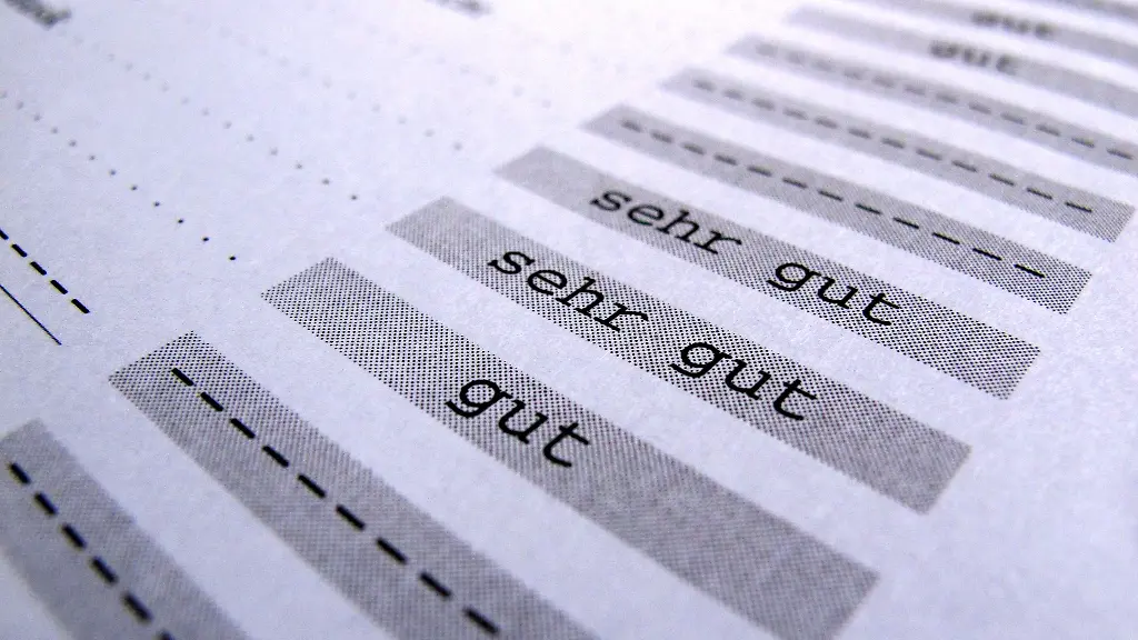 Zeugnisse-von-Schuelern-liegen-auf-dem-Tisch-eines-Gymnasiums-in-Kaufbeuren