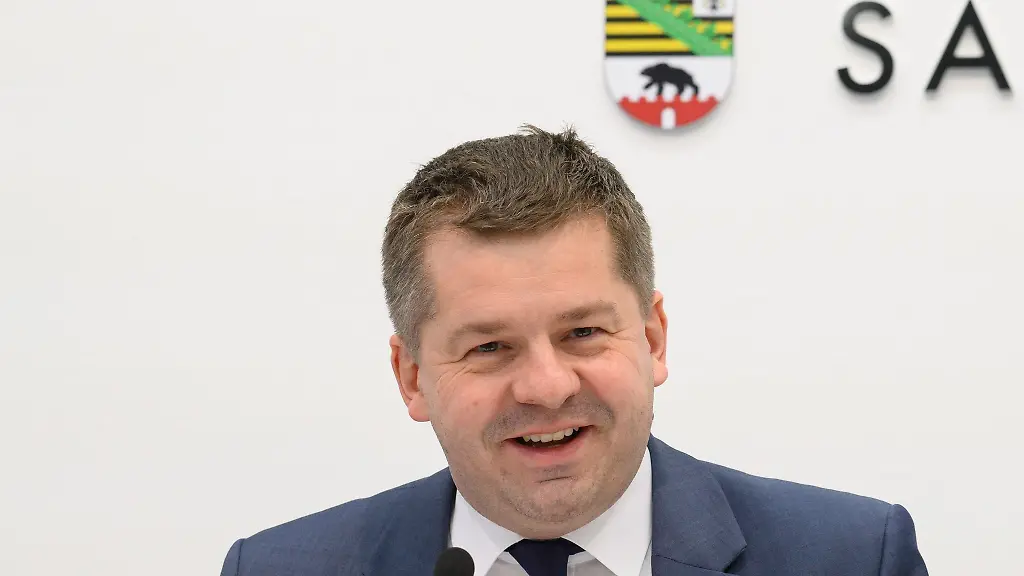 Minister-fuer-Wirtschaft-Tourismus-Landwirtschaft-und-Forsten-des-Landes-Sachsen-Anhalt-Sven-Schulze-freut-sich-waehrend-der-Landespressekonferenz