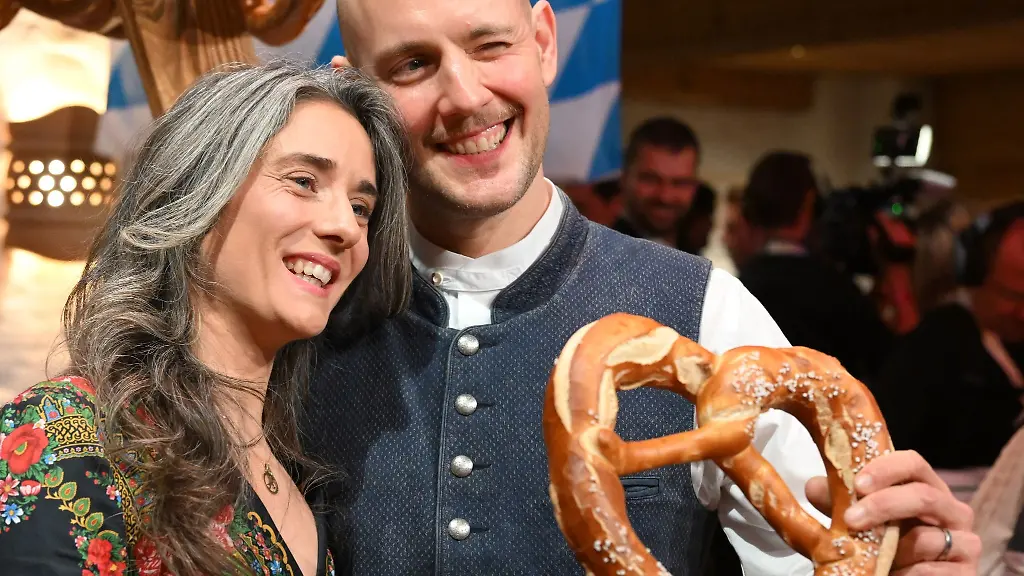 Saenger-und-Moderator-Oli-P-mit-Ehefrau-Pauline-bei-der-30-Weisswurstparty-im-Biohotel-Stanglwirt