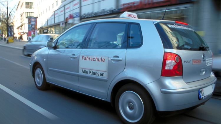In der Großstadt ist der Führerschein im Schnitt billiger zu erwerben als in Kleinstädten oder auf dem Land.