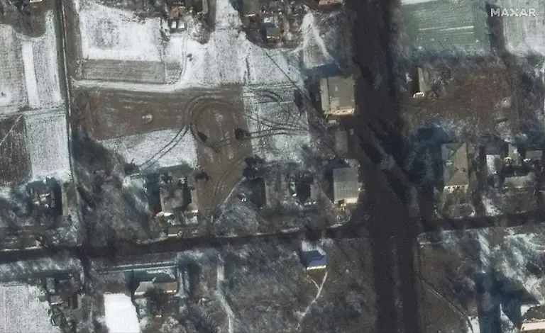 06-small-armored-vehicles-and-tanks-deployed-in-residential-areas-krylivka-ukraine-10feb2023-ge1
