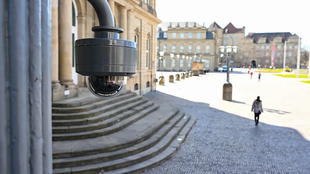 Eine-Kamera-ist-an-einem-Mast-auf-dem-Schlossplatz-angebracht