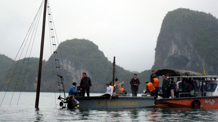 Rettungsarbeiten in der Halong-Bucht.