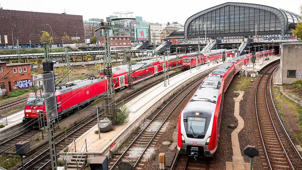 Eine-S-Bahn-faehrt-aus-dem-Hauptbahnhof-aus