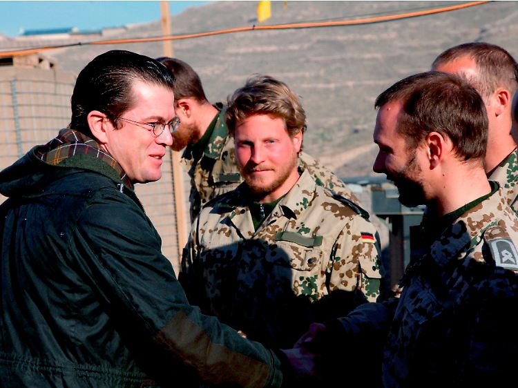 Der Minister begrüßt seine Soldaten.