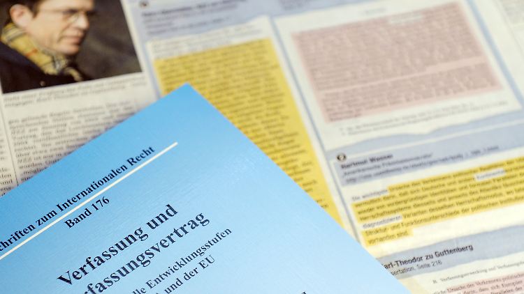 Guttenberg hatte seine Doktorarbeit 2006 an der juristischen Fakultät in Bayreuth abgegeben. 2007 wurde er mit der Bestnote "summa cum laude" zum Dr. jur. promoviert. Die Dissertation trägt den Titel "Verfassung und Verfassungsvertrag. Konstitutionelle Entwicklungsstufen in den USA und der EU".