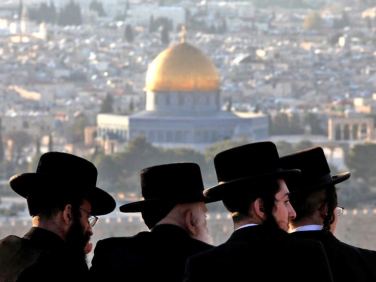 Ultra-orthodoxe Juden auf dem Olivenberg, mit Ausblick auf die Altstadt Jerusalems mit dem Felsendom.
