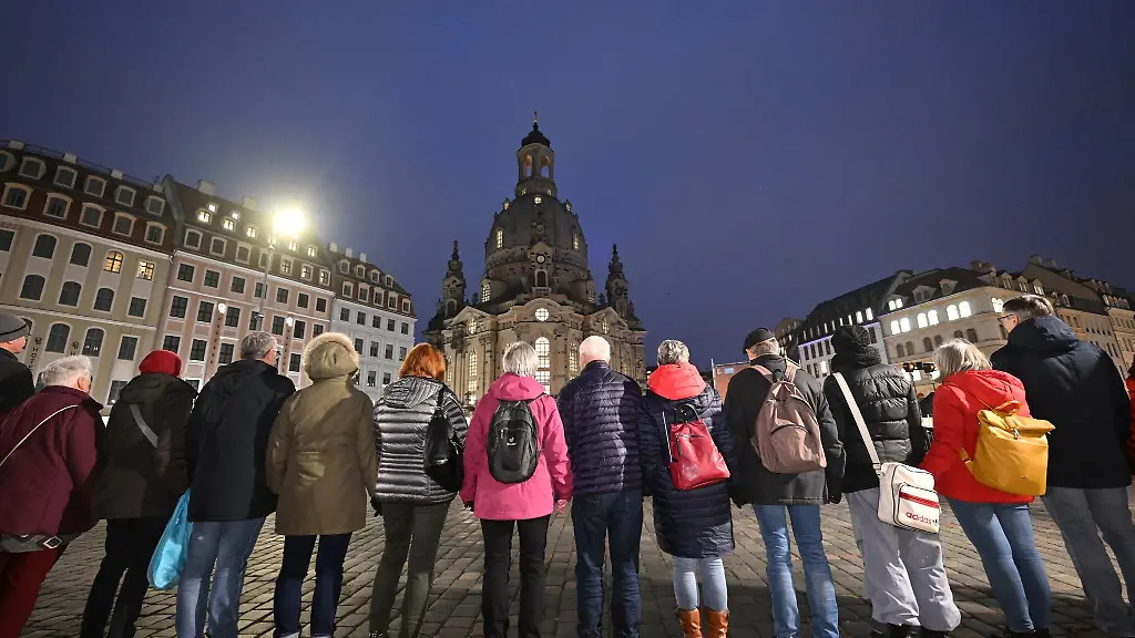 Buerger-bilden-vor-der-Frauenkirche-eine-Menschenkette