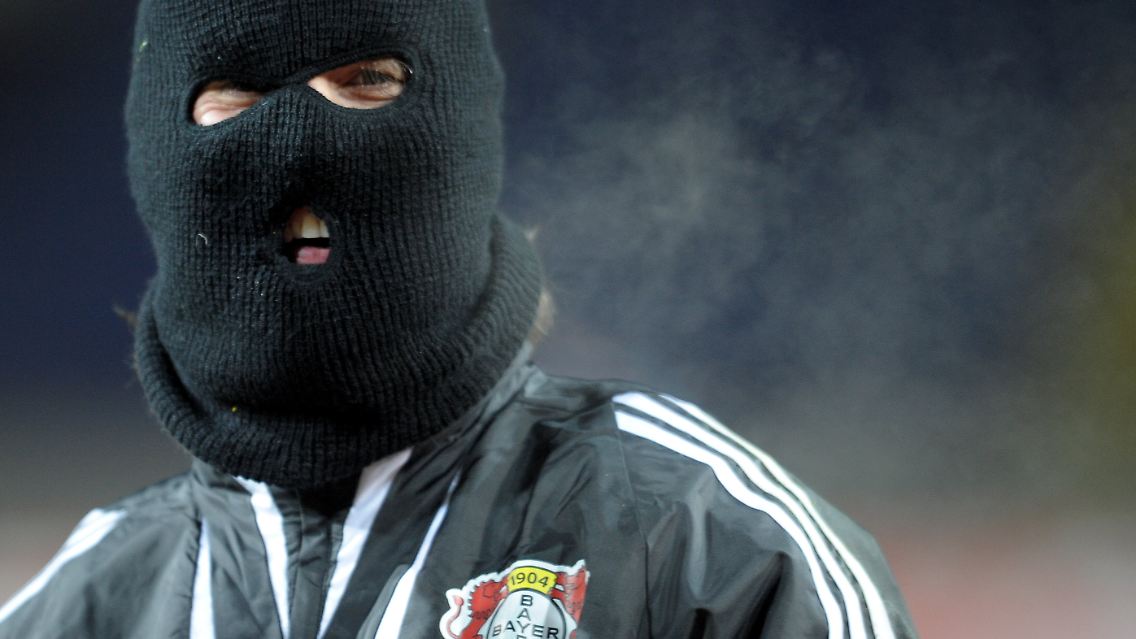 Scheint kalt zu sein: Leverkusens Ersatztorhüter Tomasz Bobel trainiert im Metalist Stadion in Charkow mit Sturmhaube.