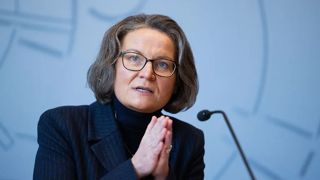 Nordrhein-Westfalens-Kommunalministerin-Ina-Scharrenbach