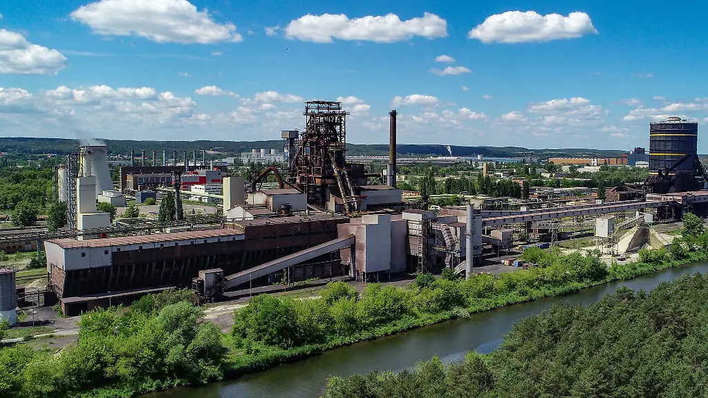 Das-Werk-der-Arcelor-Mittal-Eisenhuettenstadt-GmbH-am-Oder-Spree-Kanal